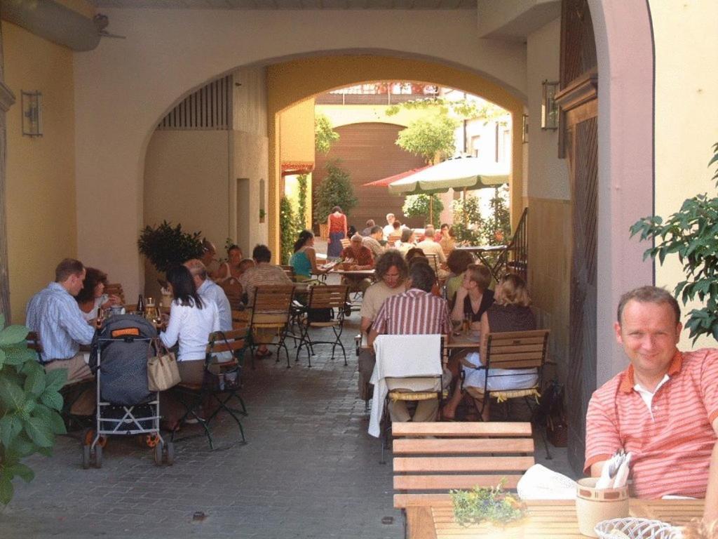 Gasthof Zum Weissen Lamm Sommerach Exterior foto